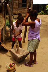 Tapakala (Madagascar): ethnic women grind
