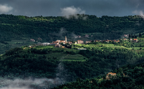 motovun istarskažupanija kroatien hr kaldir landscape village sun clouds hills istria