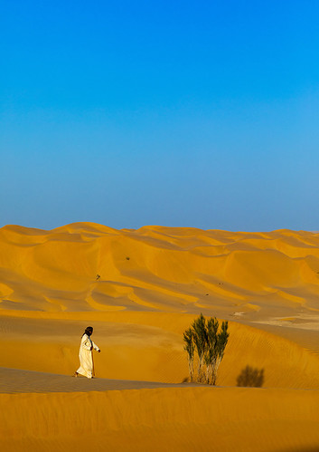Omani man standing near a tree in the rub al khali desert, Dhofar Governorate, Rub al Khali, Oman by Eric Lafforgue, © Eric Lafforgue
<a href="http://www.ericlafforgue.com" rel="nofollow">www.ericlafforgue.com</a>adul