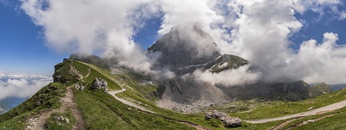 laghidifusine weisenfelserseen mangart mangartmassiv panorama albertwirtz julischealpen julianalps alps alpen nebel fog mist wolken clouds brume bruma brouillard sky nebbia laniebla slowenien slovenia hiking wandern thewanderlust predelpass tollroad mautpflichtig italia italien lahnscharte bergpanorama mountain mountainpanorama bergsteigen climbing natur nature natura paesaggi campagne campagna summer sommer campo gegenlicht backlight nikon d810 mangarttrail wanderweg hikingtrail trail tolmin strmecnapredelu mangartskacesta mangartskaplanina mangartalm mangrt albertwirtzlandschaftsundnaturfotografie albertwirtzphotography albertwirtzlandscapeandnaturephotography paisaje mysticlight mystischeberge mistyworld misty mangartskosedlo paysage balkan