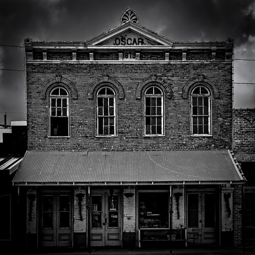 bw blackwhite blackandwhite brick building monochrome old oscar saloon calvert texas unitedstates us