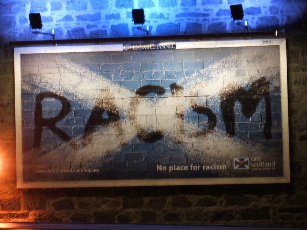 Affiche avec le mot RACISME