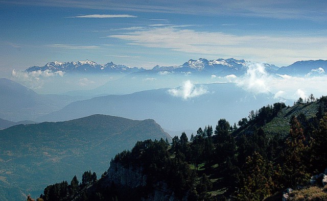 d0601062 | Blick von der Tête Chevalière zum Belledonne-Massiv und zum Massif des Écrins. Vercors, 05.06.2006