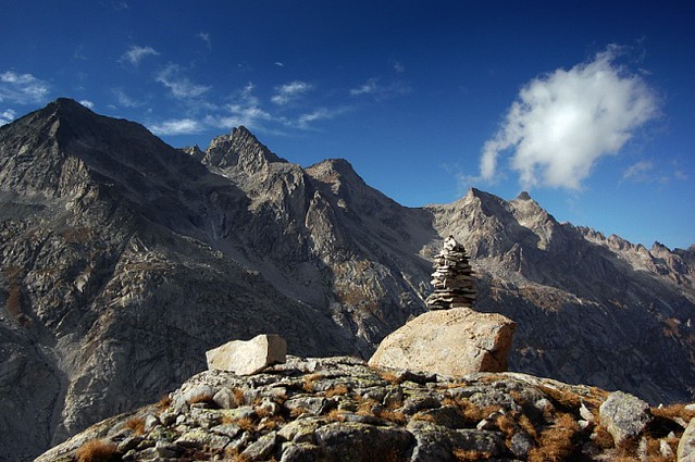 d0405037 | Steinmann an der Capanna del Forno (2574 m). Bergell / Graubünden, 03.10.2004