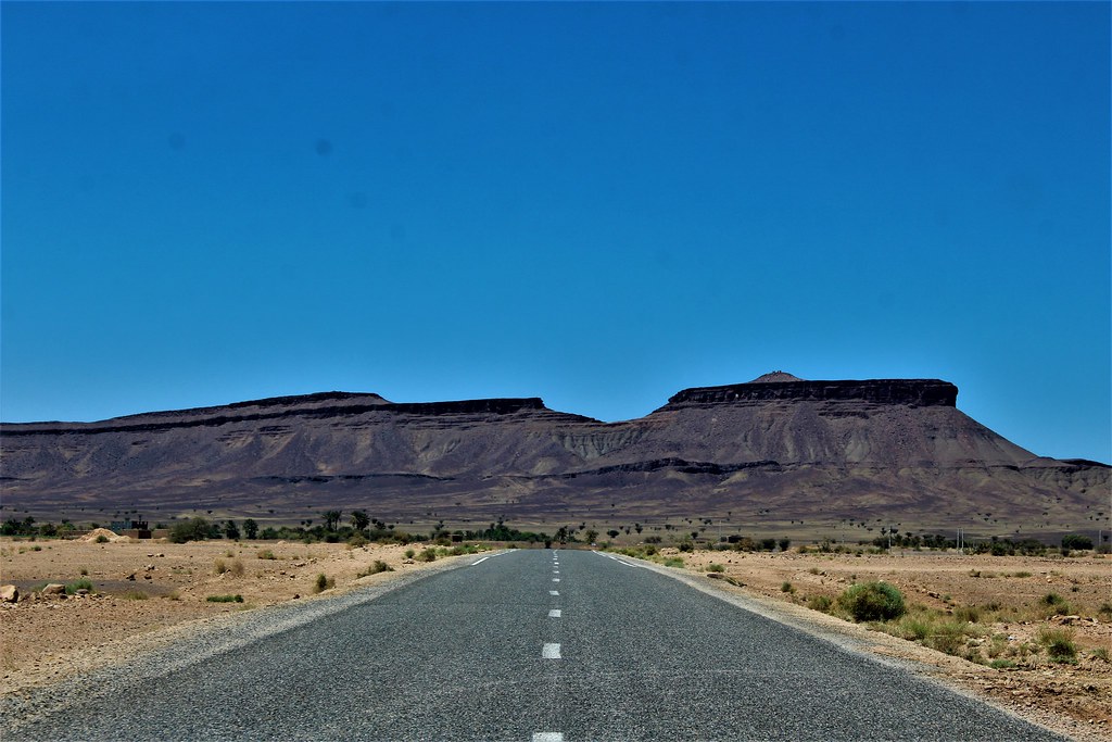The road in the desert to 