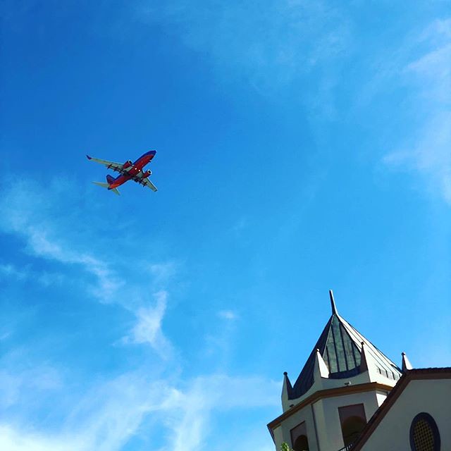 街中 Iphoneでもこんなに近くに撮れるくらい低い高度を飛行機が降りていくサンノゼ市 Via Instagram Flickr