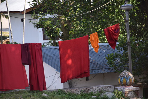 bhutan phuentsholing phuntsholing 2016 asia autumn october monastery gompa richending rinchinding northeast outdoors nikon d5300 washingline laundry maroon drukyul landofthethunderdragon