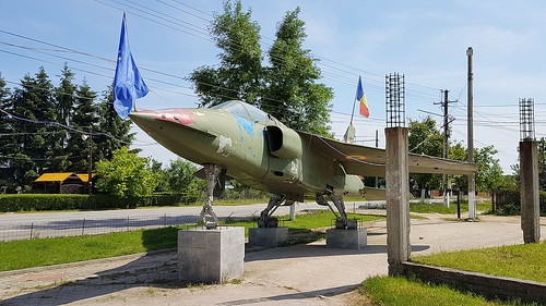 avioane craiova iar93 vultur iar93mb cn 93186215 romania air force serial 215 preserved alongside road coloneşti