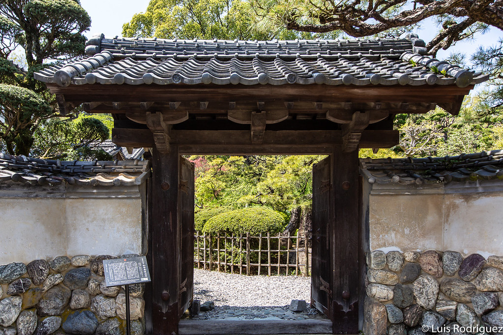 Entrada al jardín de la residencia Honhaga de Uchiko