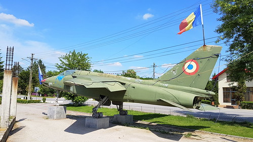 avioane craiova iar93 vultur iar93mb cn 93186215 romania air force serial 215 preserved alongside road coloneşti