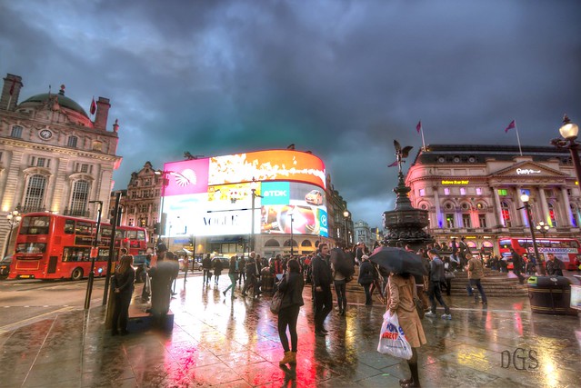 FALL THE NIGHT ON PICADILLY CIRCUS