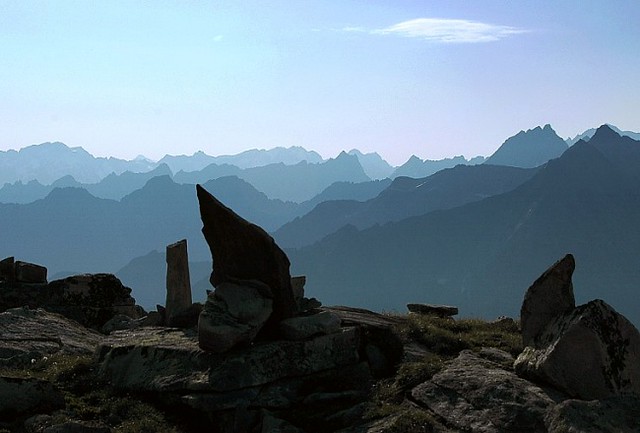 d0503077 | Steinplatten am Petersköpfl, auf dem Weg zum Hohen Riffler. Zillertaler Alpen, 18.07.2005