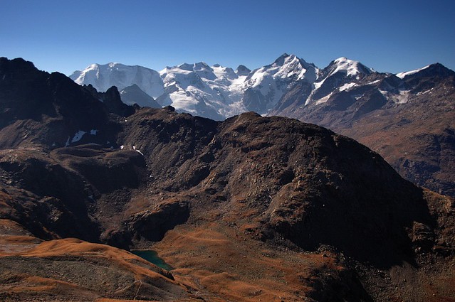 d0405071 | Herbst im Engadin - Blick vom Aufstiegsweg zum Piz Languard auf das Morteratschtal und die Berninagruppe. Die Gipfelparade mit ihren klangvollen Namen: Piz Palü (3905 m) - Bellavista (3922 m) - Piz Argient - Piz Bernina (4049 m) mit Biancograt - Piz Morteratsch (3751 m) - Piz Roseg (3937 m). Oberengadin / Graubünden, 05.10.2004