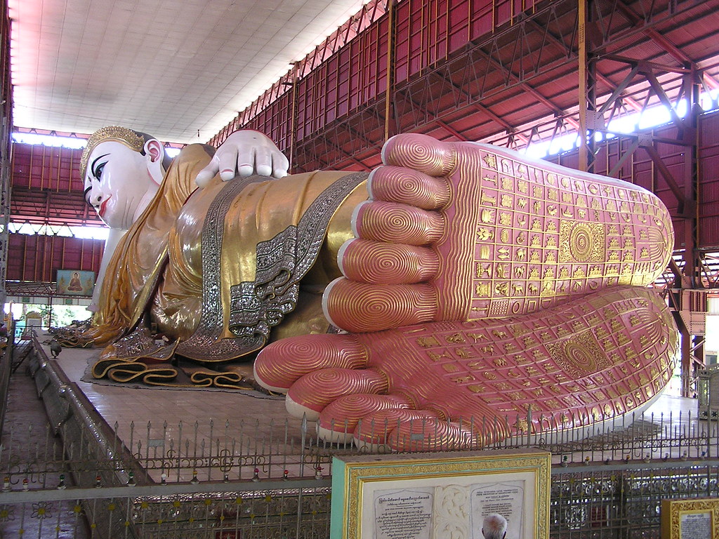 gran buda reclinado en Pagoda Chauk Htat Gyi conjunto Shwedagon Yangon Myanmar Birmania 35