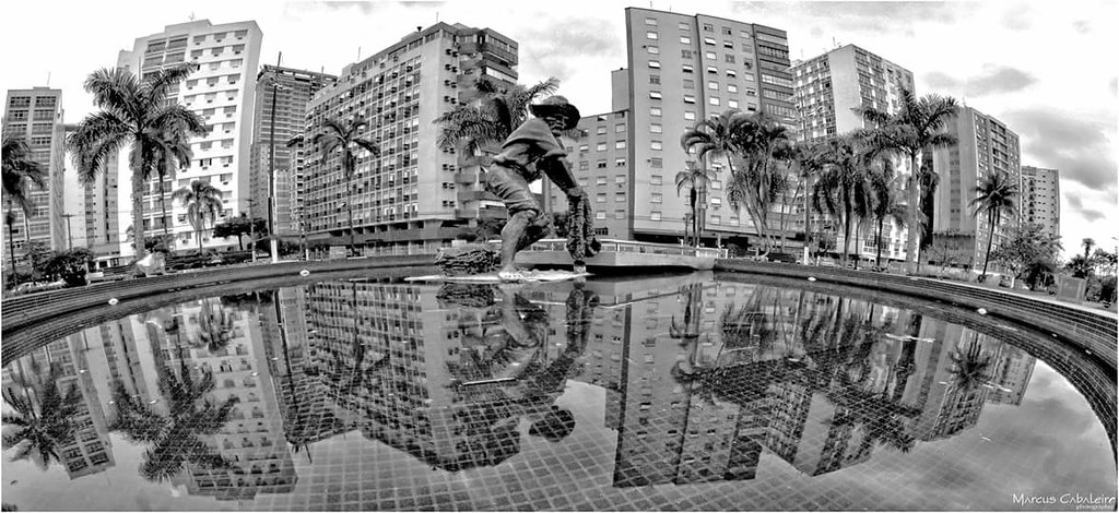 Monumento Pescador  Foto Marcus Cabaleiro Site: https://marcuscabaleirophoto.wixsite.com/photos Blog: http://marcuscabaleiro.blogspot.com.br/ #marcuscabaleiro #santos #sp #brasil #monumento #pescador #mono #fotografia #arte #brazil #monocolor #ferrovia #p