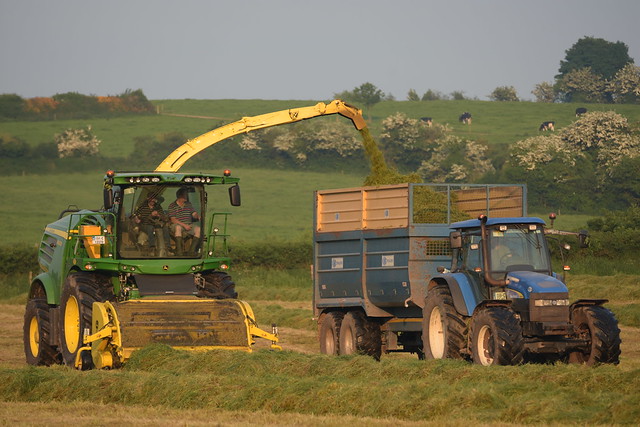 John Deere 8600 SPFH filling a Kane Halfpipe Trailer drawn by a New Holland TM155 Tractor