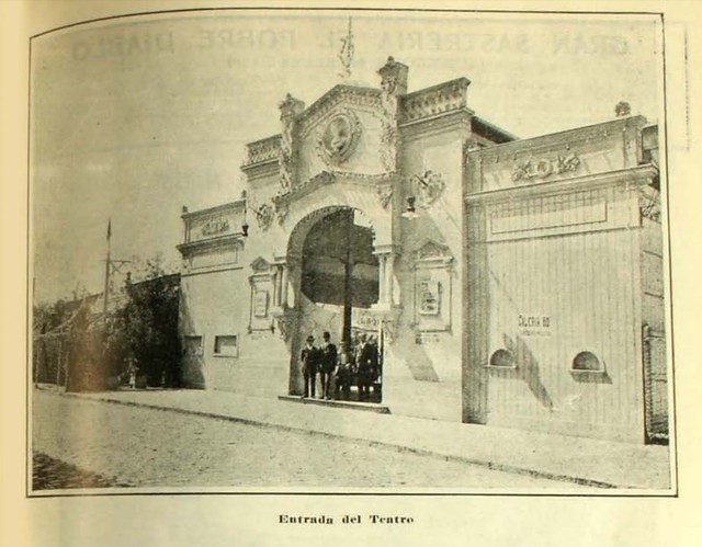 Estaba en el barrio Estación Central, formando parte del centro comercial del pasaje Edwards, en el Pasaje Politeama, actual Pasaje Arturo Godoy