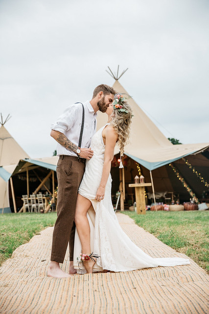 Styled shoots_Moo Meadow_Red Floral Design_Sarita White Photography