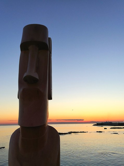 Un #Moai a #Livorno #Italy su gentile concessione del popolo #Rapanui Evento raro fuori dalla loro isola, #isoladipasqua #easterisland  Canti e balli Rapa Nui al calasole #tramonto