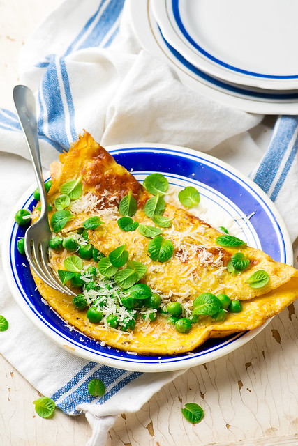 Omelet with green peas, parmesan and mint