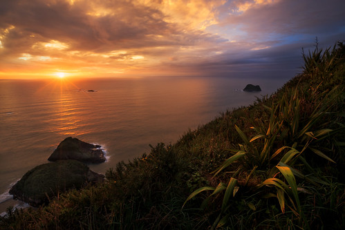 sunset newzeanland paratitu newplymouth tasmansea ocean clouds sky glow reflection
