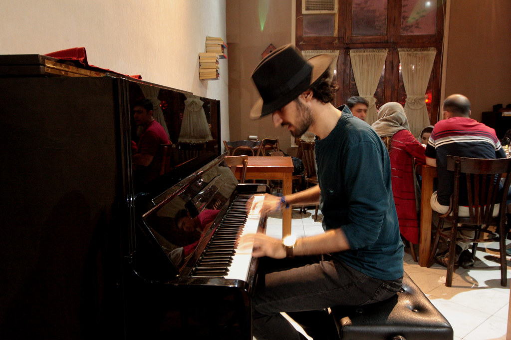 Ferdin Bahman, cafe pianist