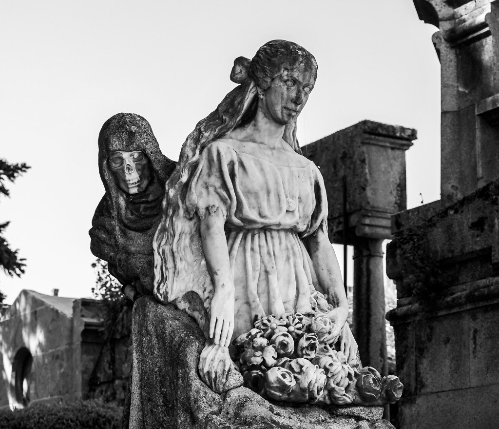 El beso de la muerte, la escultura más triste y aterradora de Barcelona 44019659651_35ebe74e1b_b