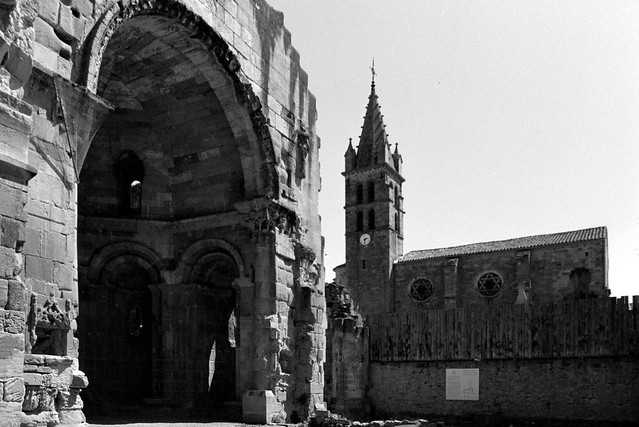 Alet-les-Bains, l'église et les ruines de l'abbaye