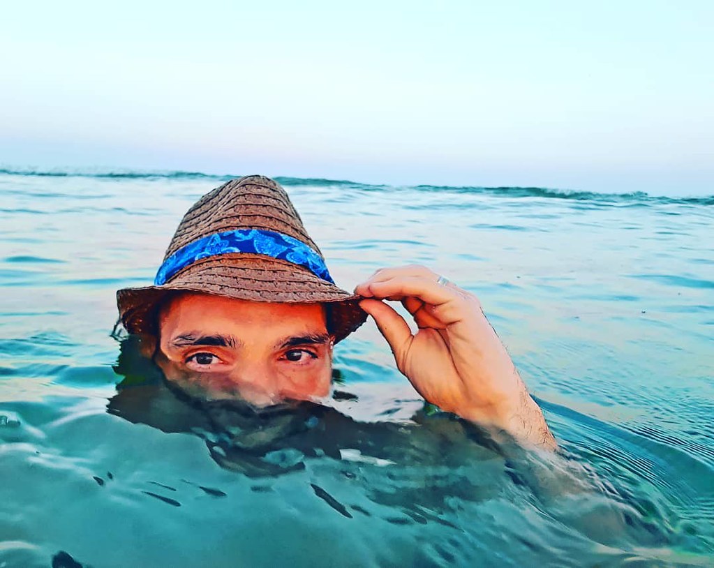 The horizon looks fresh and interesting from a different perspective 😚😃 . . #sunset #benheinephotography #hat #chapeay #fernandopessoa #benheine #sea #seaside #mer #portugal #pessoa #holidays #vacances #colorful #nature #waves #