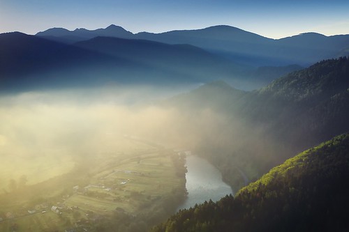 slovakia malafatra mountains vah river strecno mist morning fog suchy stratenec range landscape spicak field rays blue tree