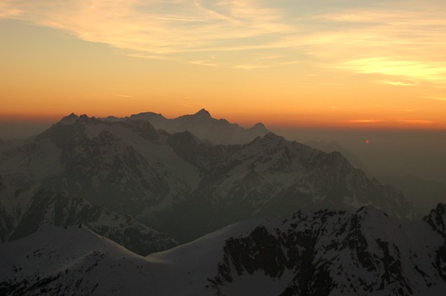 d0701069 | Die letzte Rest Sonne versinkt im Dunst des Voralpenlandes. Blick von der Pleisenspitze (2567 m) zum Wetterstein. Die Gipfel: Schneefernerkopf (2874 m), Zugspitze (2963 m), Hochblassen (2707 m), Alpspitze (2628 m) und Wettersteinkopf (2482 m), vorne Brunnenstein-, Rotwandlspitze (2180 und 2192 m) und Kirchlspitze (2302 m). Karwendel / Tirol, 06.04.2007