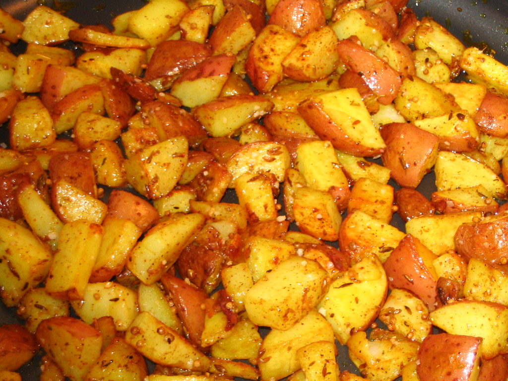 Жареная картошка посыпана пряными. Жареная картошка. Картофель жареный золотистый. Золотистая жареная картошечка. Жареная картошка домашняя.