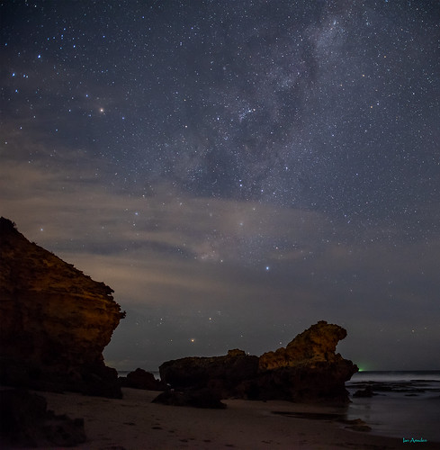 night sky milkyway rocks beach seascape astrophotography australia