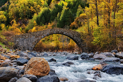 canfranc huesca aragón españa puente caminodesantiago ríoaragón pirineos jaca otoño