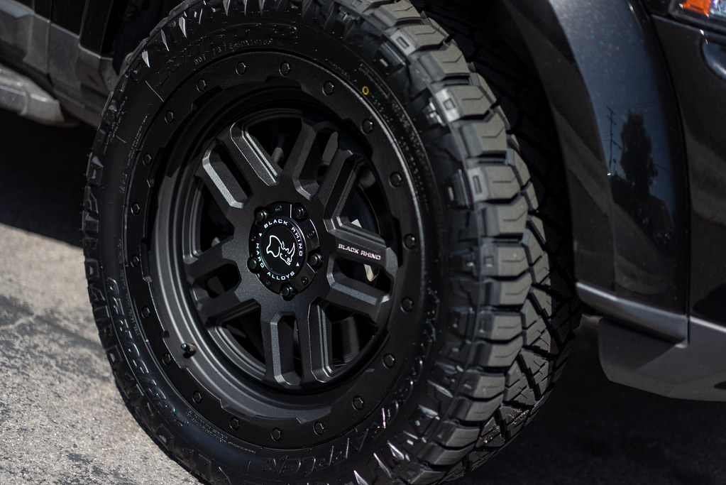 Land Rover Discovery LR4 on Black Rhino Barstow wheels - 3