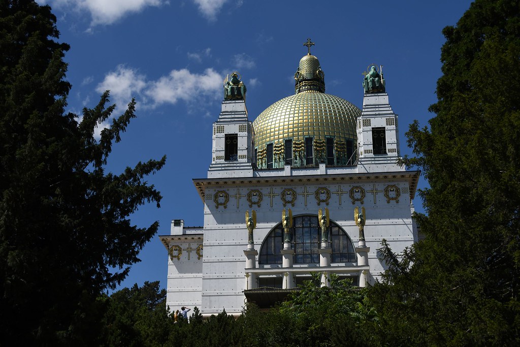 Kirche am Steinhof (Otto Wagner, 1907): Photo of a structure with a gold-dome roof and white walls. 