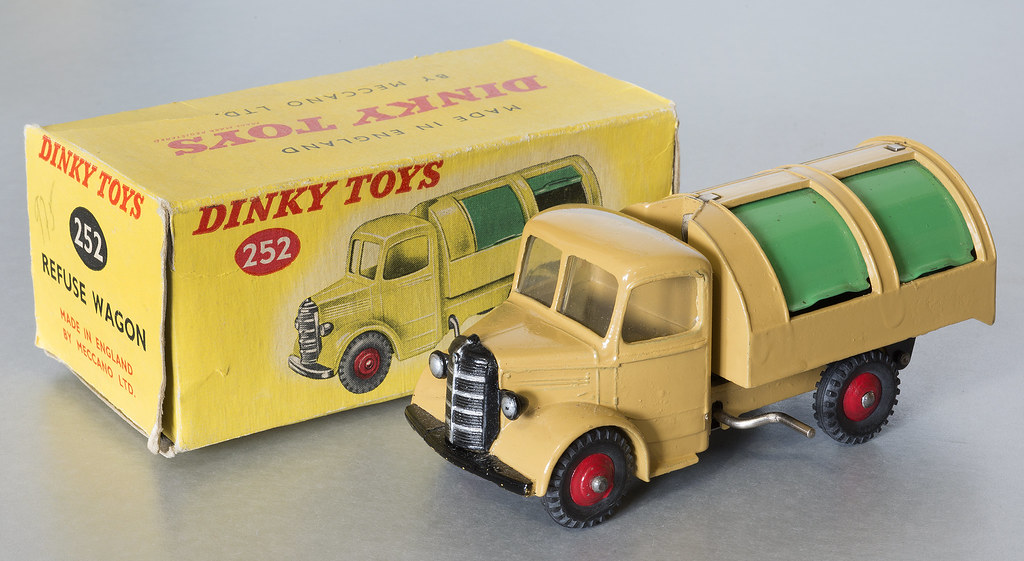 EXCELLENT! VINTAGE DINKY TOYS No 252 Bedford Refuse Truck  Original 