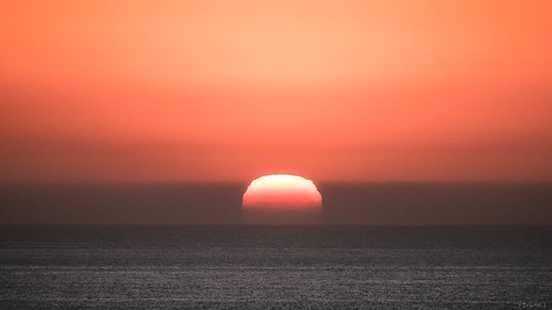 amanecer horizonte sol mar mediterráneo naranja círculo ola agua cielo playpuig begoñacl