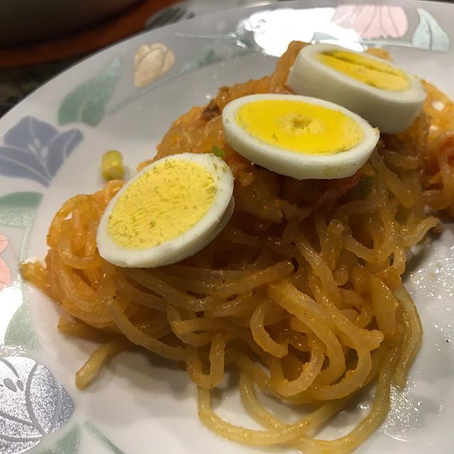 #kvpinmybelly Comfort food! My Ninangâ€™s pansit palabok with shrimp & eggs. Add crushed ChicharrÃ³n. Some help from Mama Sita! NOM! #latergram #America #Filipino