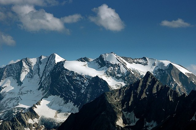 d0503064 | Hochfeiler (3505 m) und Hochferner (3463 m). Zillertaler Alpen, 17.07.2005