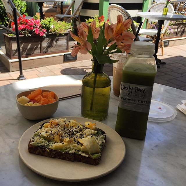 #kvpinmybelly Brunch with cousins. Avocado cheese plate, green juice and a ton of fruit for the kid at Flower Child in Del Mar. NOM #latergram #alexatethis