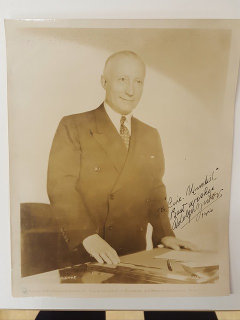 Original signed photo of Paramount pictures mogul Adolph Zuckor, photo signed in 1946, photo inscribed to Cine Mundial