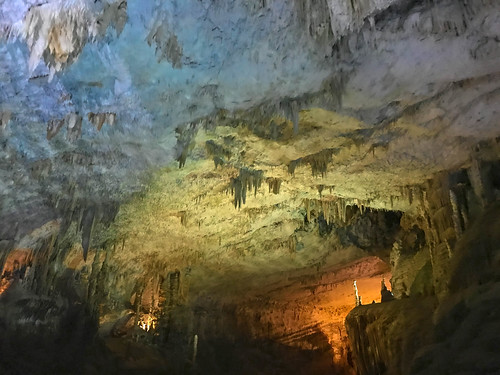 caverns stalagmites nahralkalbvalley limestone jeitagrotto watersupply lebanon caves river beirut stalactites undergroundspring jeita mountlebanongovernorate lb