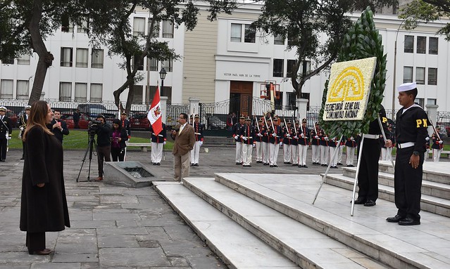 En conmemoración del 193 Aniversario de la Independencia de Bolivia se colocaron ofrendas florales ante Monumento de Simón Bolívar