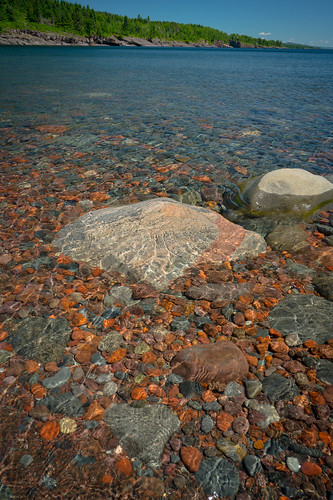 1807xxnorthshore batis225 blue greatlakes lakesuperior northshore sugarloafcove zeiss a7r2 batis beach red rocks rocksandwaters shallowwater sony