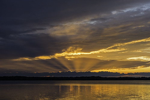 2018yip sunsetlight sunsetrays sunrays godrays reflections orangesky brilliantsky clouds tacphotography tomclarknet