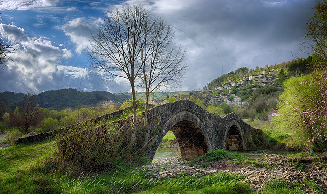 Πέτρινο γεφύρι του Μύλου Stone bridge of Mill panorama UNESCO world heritage