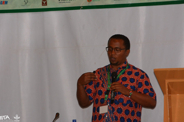 Day 5: IITA's Ismael Rabbi presenting on Biodiversity of cassava in the fields
