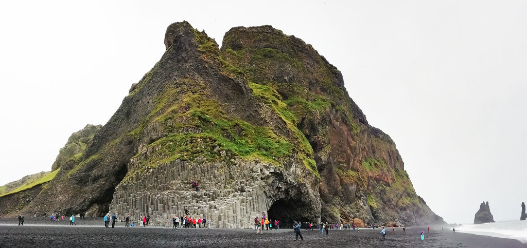 Monte Reynisfjall rocas Reynisdrangar y playa Reynisfjara Islandia 02