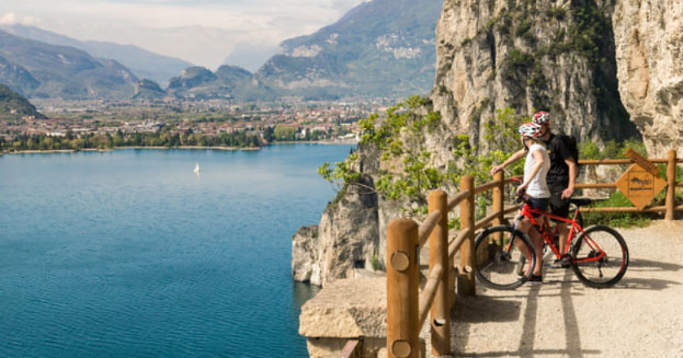 La spettacolare pista ciclabile del Lago di Garda, la più bella d'Europa